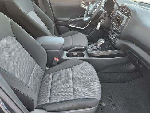 Used 2025 Kia Soul LX w/ LX Technology Package FWD image 15