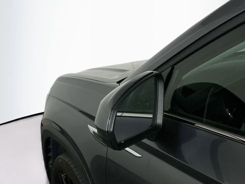 Used 2024 Volkswagen Taos SE w/ Black Wheel Package image 16