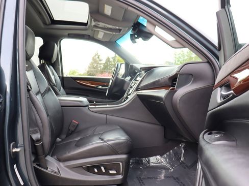 Used 2019 Cadillac Escalade Luxury AWD/4WD image 22