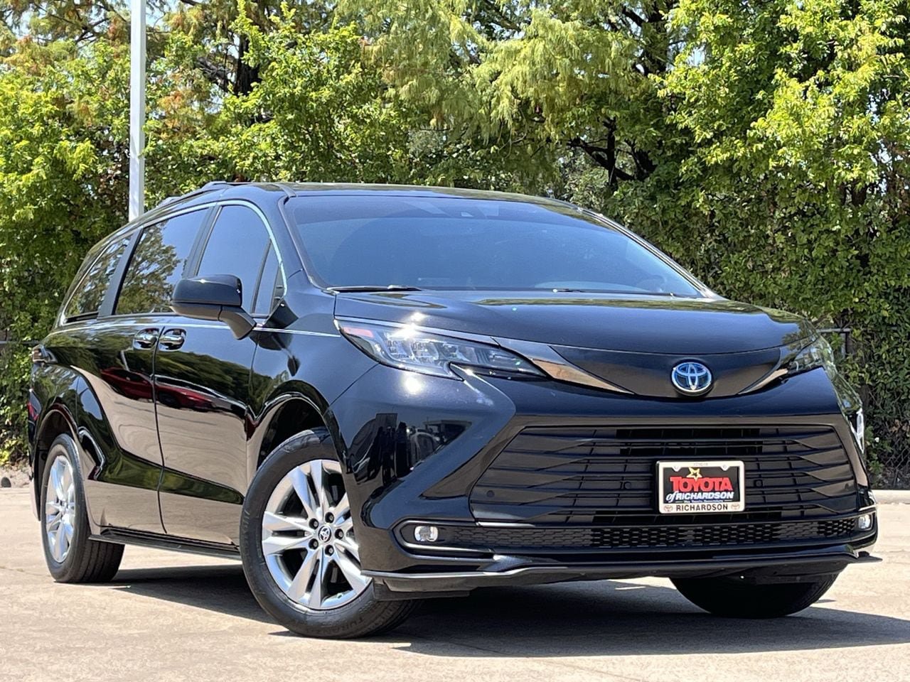 Used 2023 Toyota Sienna XLE Woodland Edition AWD/4WD image 2