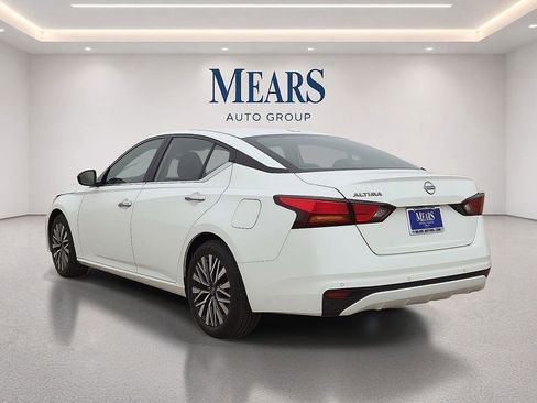 Used 2025 Nissan Altima 2.5 SV FWD image 3