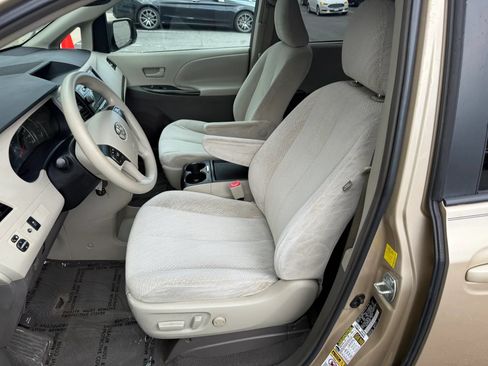 Used 2011 Toyota Sienna LE FWD image 18