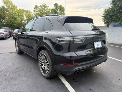 Used 2022 Porsche Cayenne S AWD/4WD image 3