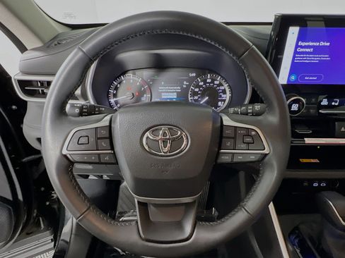 Used 2024 Toyota Highlander XLE FWD image 18