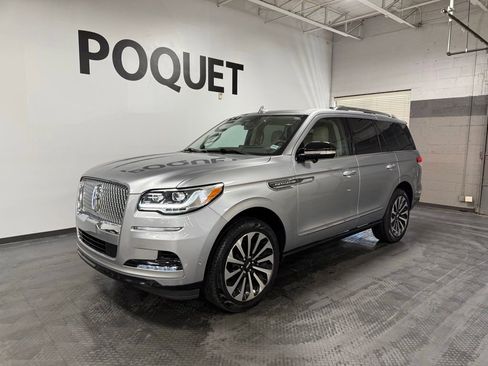 Used 2024 Lincoln Navigator Reserve AWD/4WD image 2