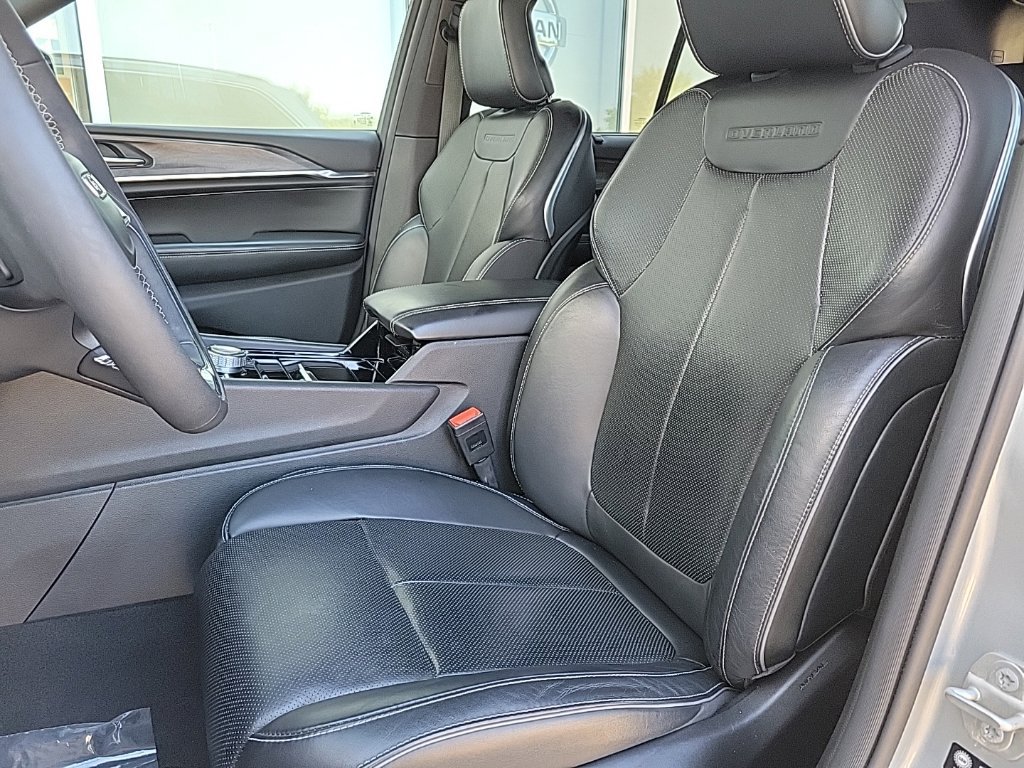 Used 2023 Jeep Grand Cherokee Overland w/ Luxury Tech Group IV AWD/4WD image 10