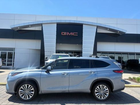 Used 2023 Toyota Highlander Platinum FWD image 1