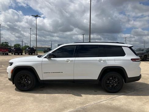 Used 2025 Jeep Grand Cherokee L Laredo RWD image 4