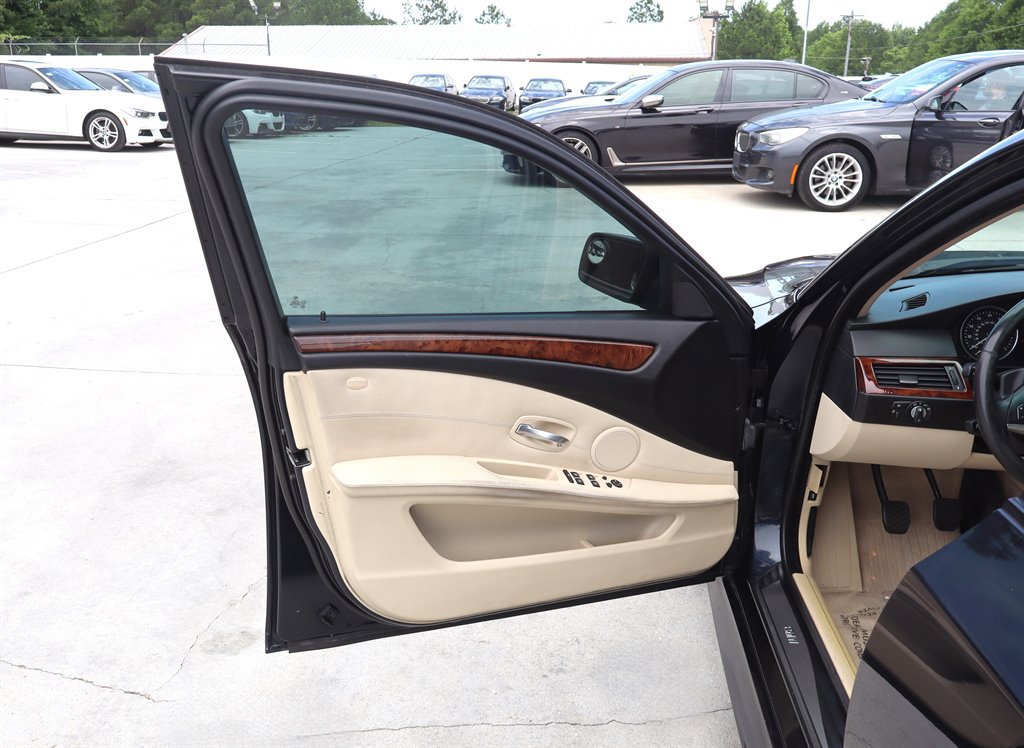 Used 2008 BMW 550i Sedan w/ Sport Pkg RWD image 30