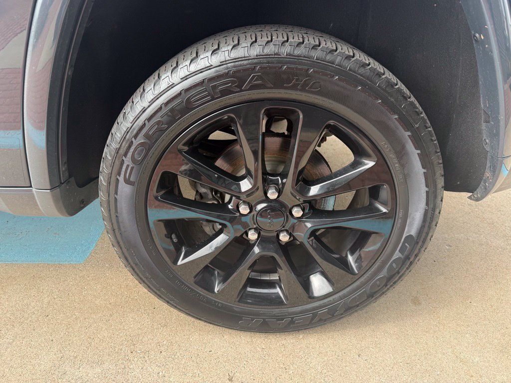 Used 2018 Jeep Grand Cherokee Altitude AWD/4WD image 9