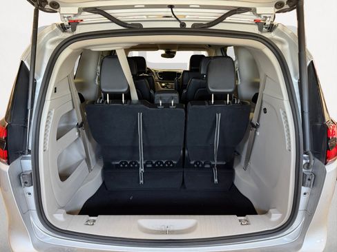 Used 2024 Chrysler Pacifica Touring-L FWD image 13
