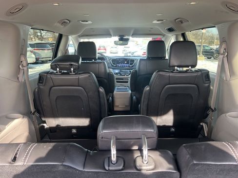 Used 2024 Chrysler Pacifica Touring-L image 12
