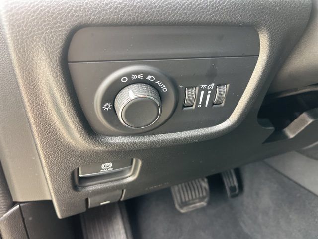 Used 2025 Jeep Grand Cherokee Altitude AWD/4WD image 17