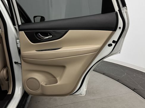 Used 2020 Nissan Rogue SV image 31