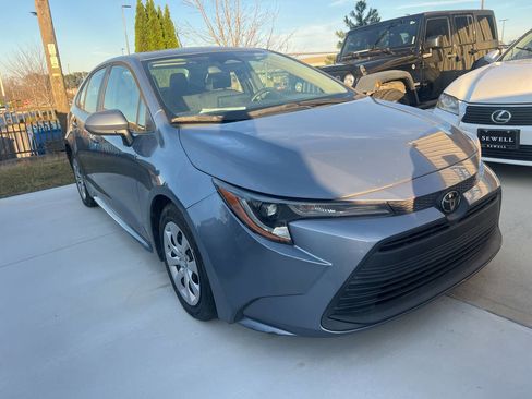 Used 2023 Toyota Corolla LE image 3