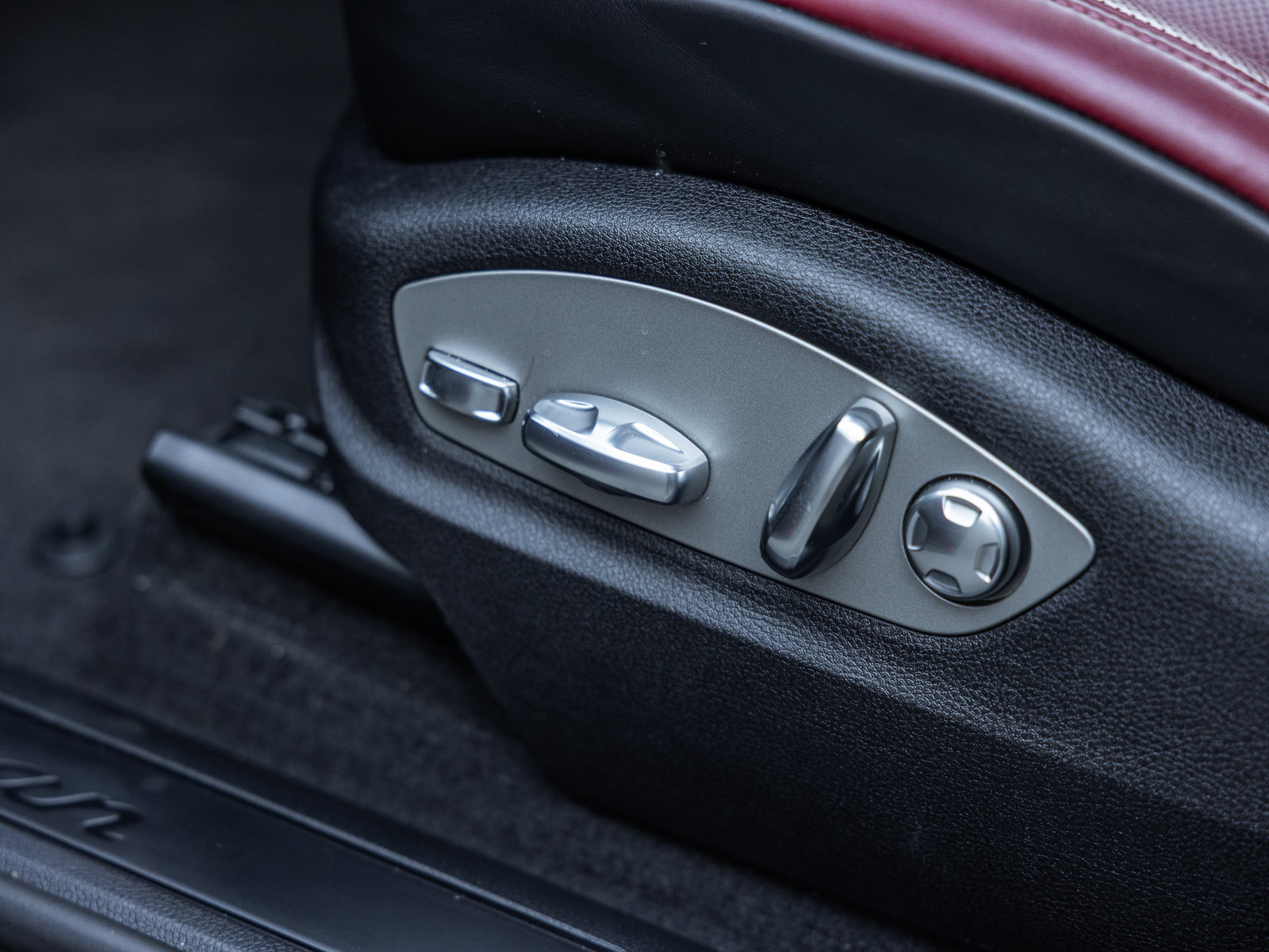 Certified 2026 Porsche Macan AWD/4WD image 16