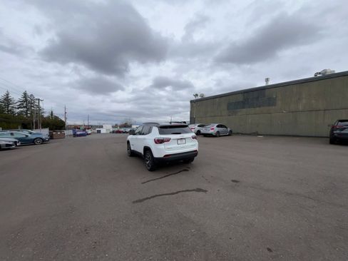 Used 2025 Jeep Compass Limited image 16