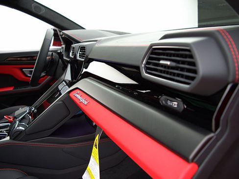 Used 2022 Lamborghini Urus image 37