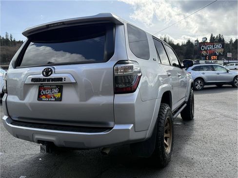 Used 2022 Toyota 4Runner SR5 Premium image 11