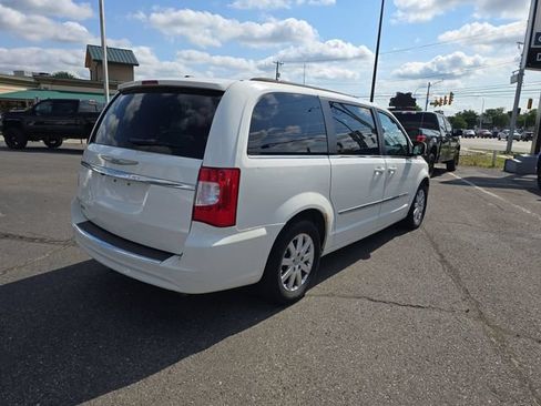 Used 2013 Chrysler Town & Country Touring FWD image 8
