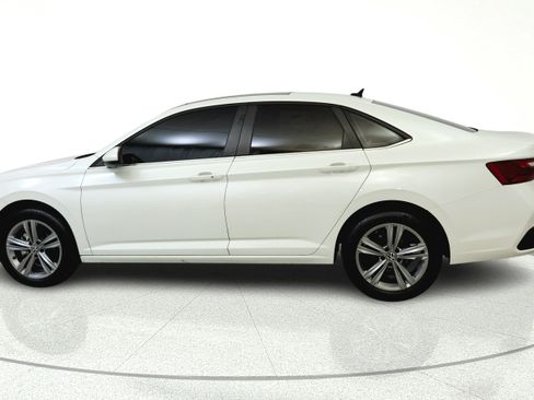 Used 2022 Volkswagen Jetta SE w/ Panoramic Sunroof Package FWD image 4