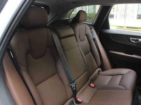 Used 2019 Volvo XC60 T5 Momentum w/ Multimedia Package AWD/4WD image 23