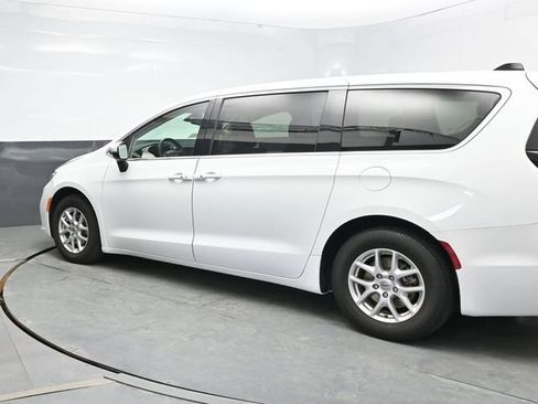 Used 2023 Chrysler Pacifica Touring-L FWD image 4