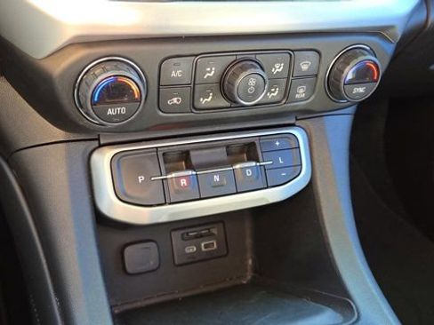 Used 2022 GMC Acadia SLT image 17