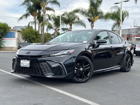 Used 2025 Toyota Camry SE FWD image 2