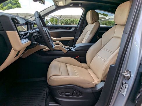 Certified 2025 Porsche Cayenne Coupe image 5