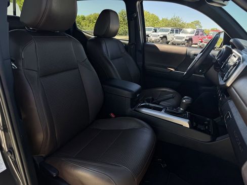 Used 2018 Toyota Tacoma Limited image 29