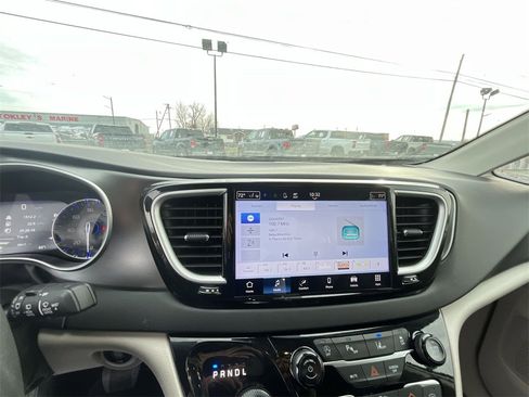 Used 2024 Chrysler Pacifica Touring-L image 16
