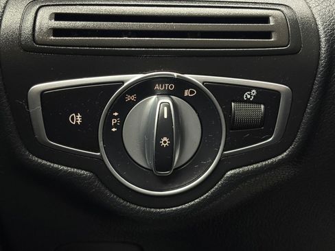 Used 2019 Mercedes-Benz GLC 300 4MATIC w/ Premium Package image 23