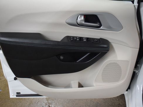 Used 2017 Chrysler Pacifica Platinum image 13