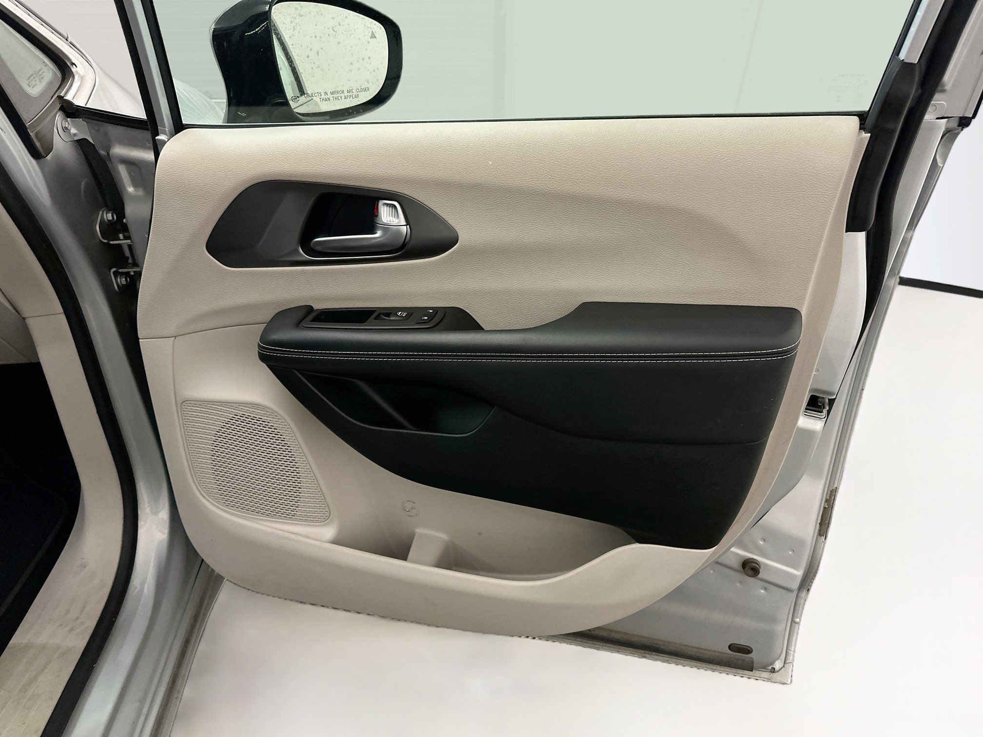 Used 2024 Chrysler Pacifica Touring-L FWD image 34