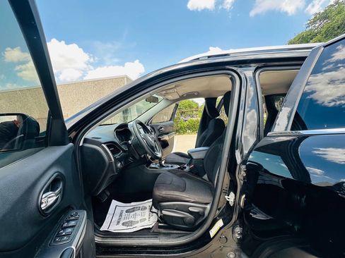 Used 2019 Jeep Cherokee Latitude w/ Popular Appearance Group FWD image 12