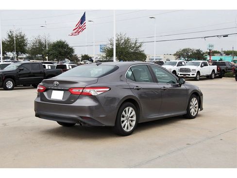 Used 2019 Toyota Camry LE image 6
