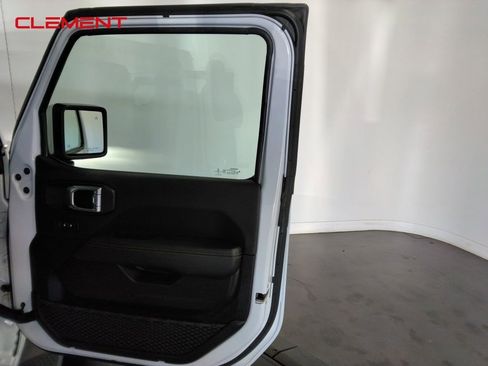 Used 2022 Jeep Wrangler Unlimited Sahara image 39