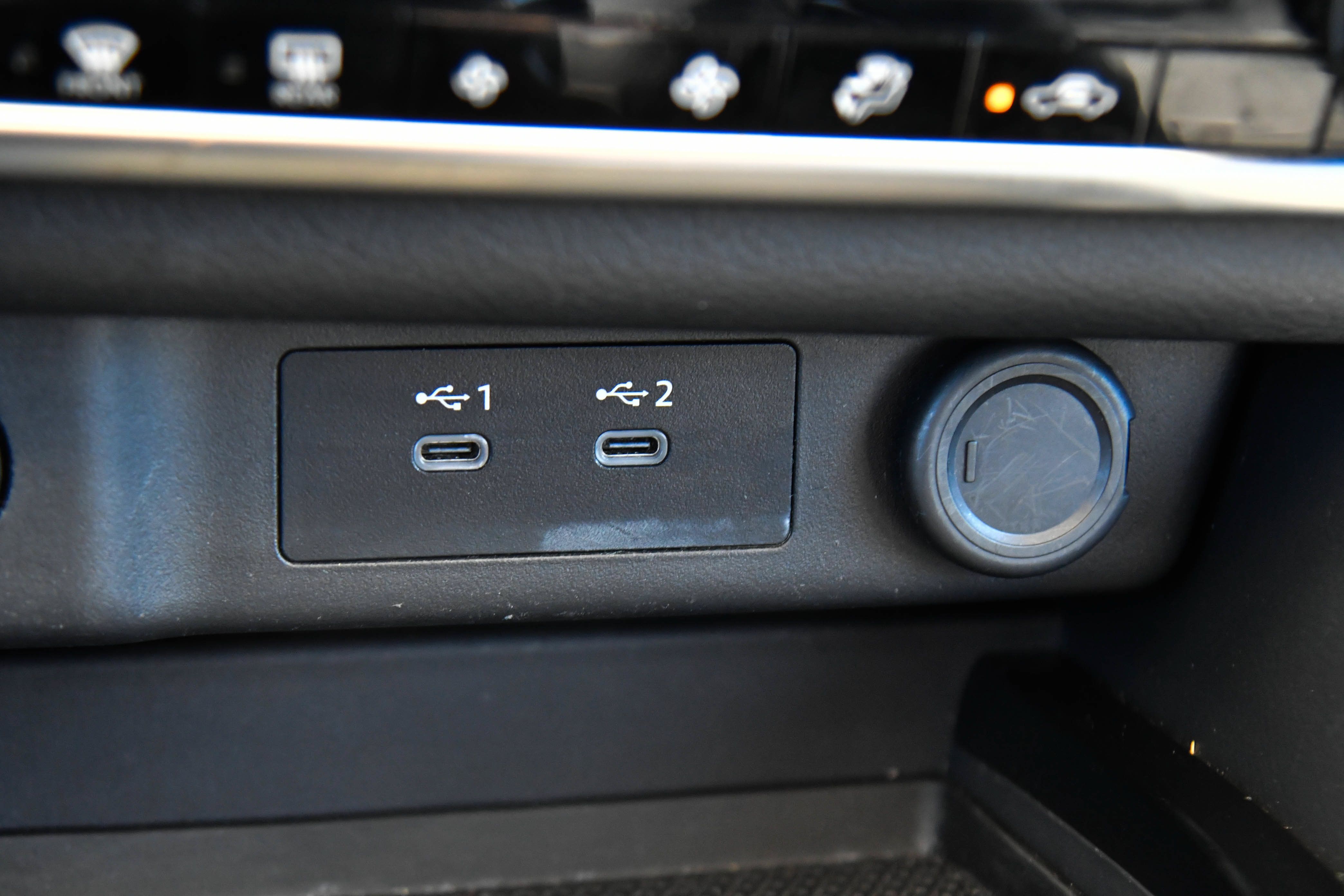 Used 2025 Nissan Rogue SV FWD image 24
