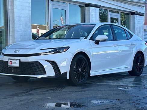 Used 2025 Toyota Camry SE image 8