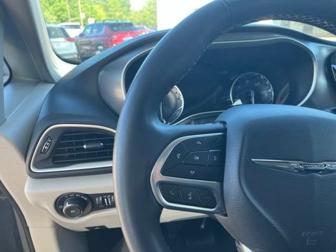 Used 2022 Chrysler Pacifica Touring-L FWD image 18