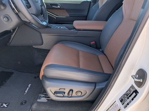 Used 2025 Lexus GX 550 w/ Accessory Package (31) AWD/4WD image 12