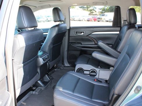 Used 2019 Toyota Highlander XLE FWD image 8