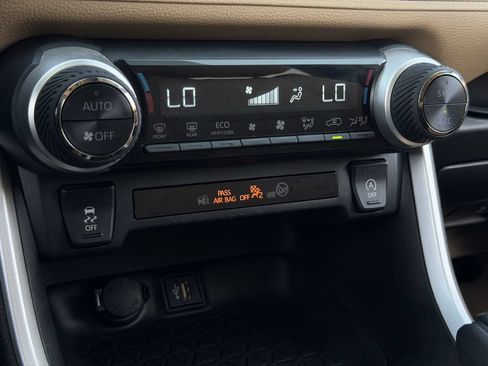 Used 2024 Toyota RAV4 XLE w/ Convenience Package FWD image 20
