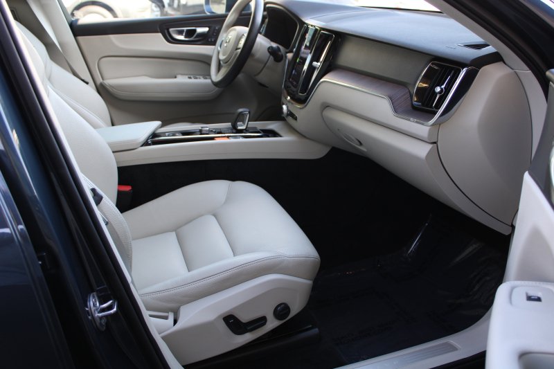 Used 2022 Volvo XC60 B5 Momentum FWD image 12