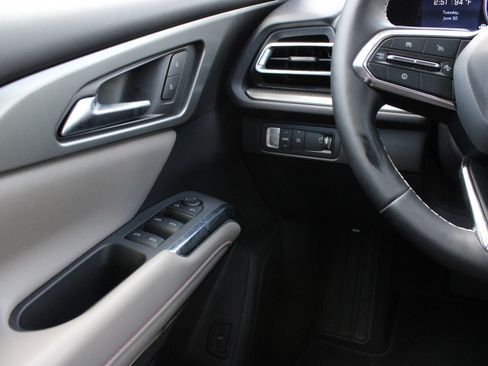 Used 2026 Chevrolet Traverse LT w/ Driver Confidence Package FWD image 23