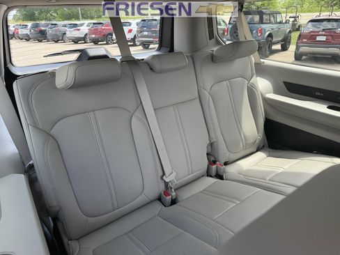 Used 2023 Jeep Wagoneer L Series III w/ Premium Group I image 29