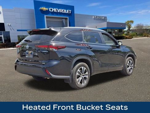 Used 2024 Toyota Highlander XLE AWD/4WD image 24