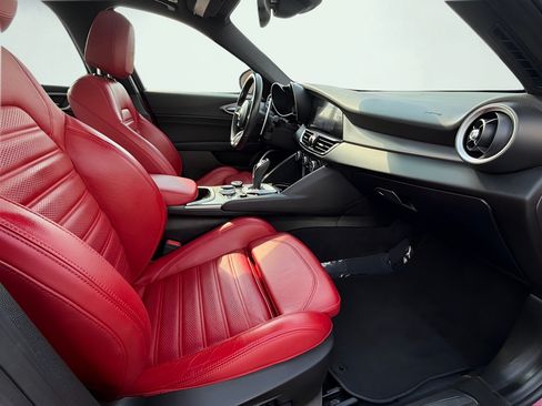 Used 2023 Alfa Romeo Giulia Veloce RWD image 27
