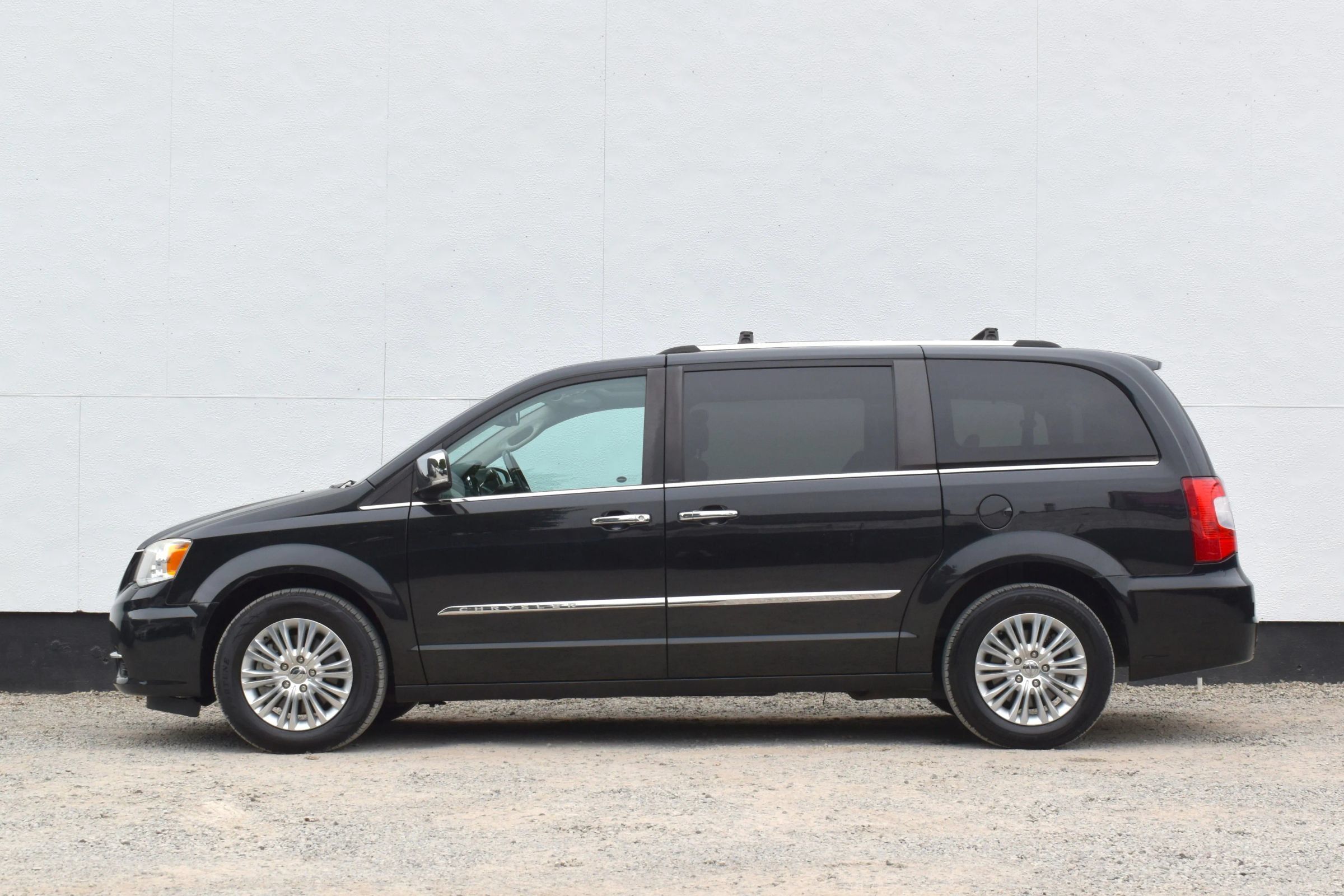 Used 2014 Chrysler Town & Country Limited w/ Luxury Group FWD image 9